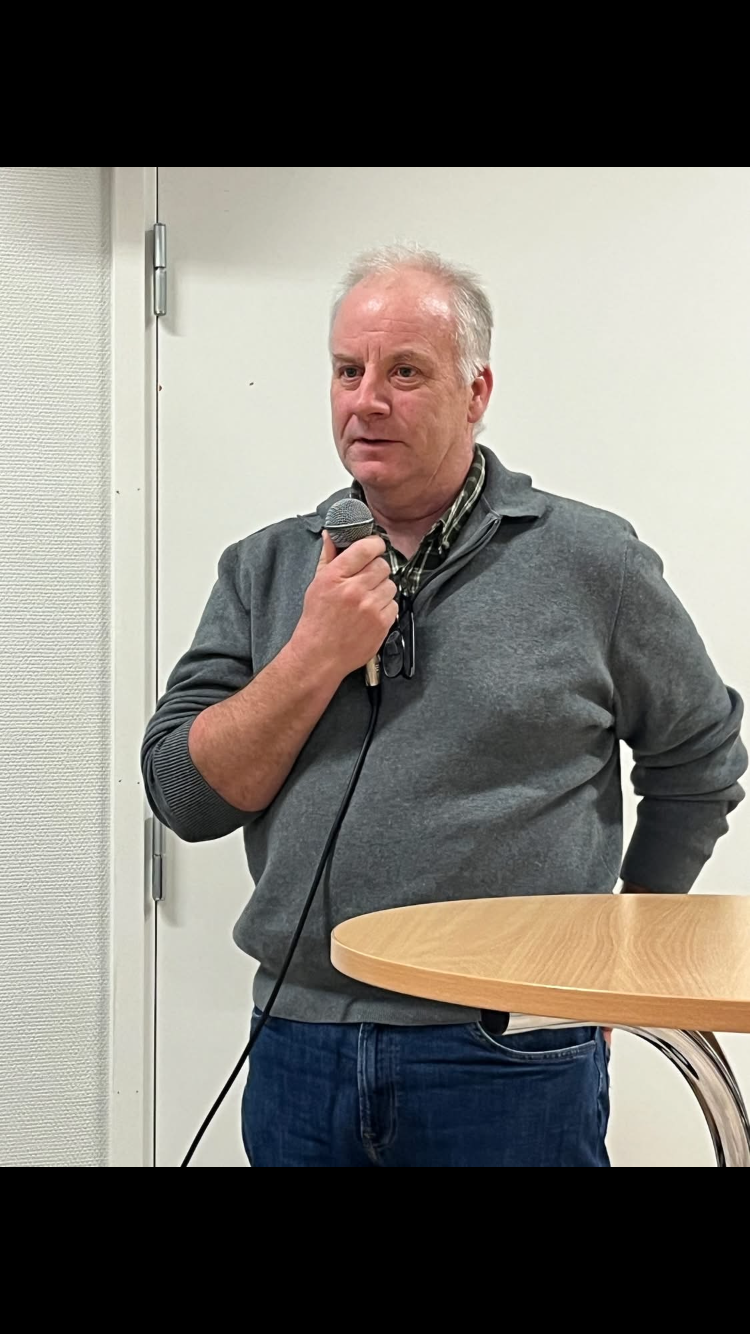 Mikael Pettersson från Skånes regionstyrelse talar inför åhörare